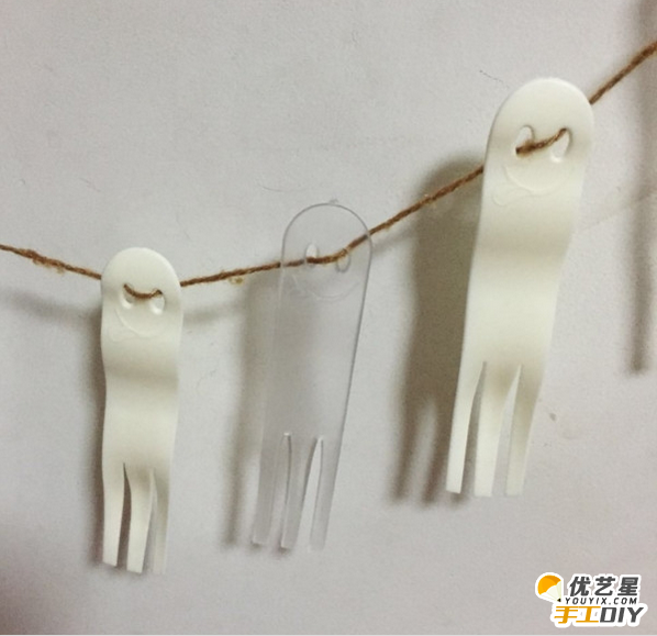 巧妙利用蛋糕叉子手工制作简约又清新的相片挂 蛋糕叉子废物利用DIY教程_www.youyix.com