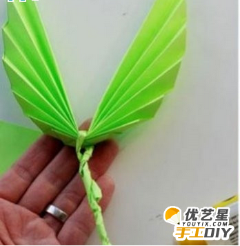 手工DIY树叶的折纸方法 精美新颖又独特简约的纸叶子 简单地折纸制作步骤过程_www.youyix.com