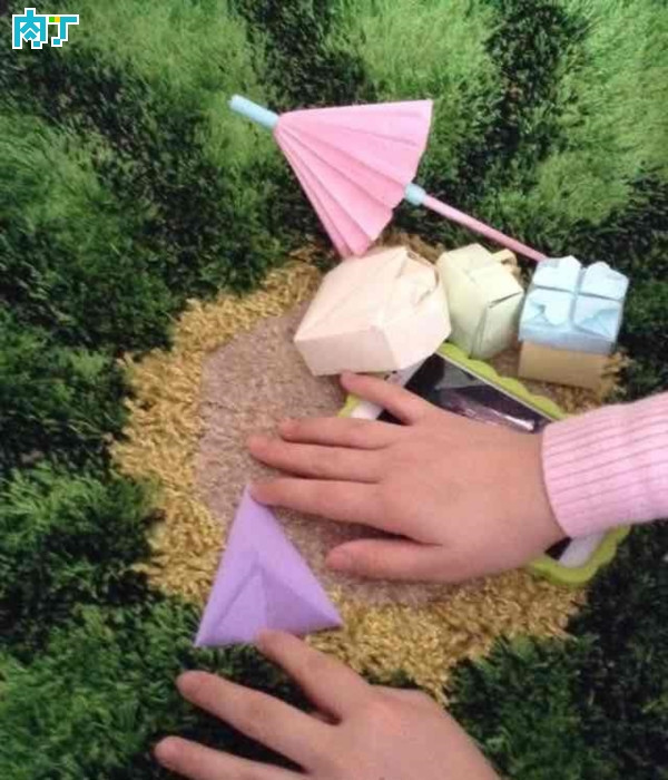 如何用纸来折出逼真的棒棒糖 棒棒糖的手工diy折纸制作教程 手工diy创意折纸教程_www.youyix.com
