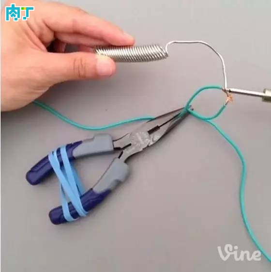 废弃物创意利用 废旧橡胶手套的创意diy回收利用 橡胶手套的创意改造制作教程_www.youyix.com