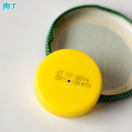 瓶盖的创意回收改造成小陀螺制作教程 废旧物瓶盖的diy回收改造利用 手工创意diy改造_www.youyix.com