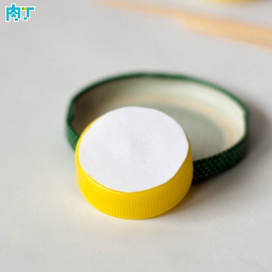 瓶盖的创意回收改造成小陀螺制作教程 废旧物瓶盖的diy回收改造利用 手工创意diy改造_www.youyix.com