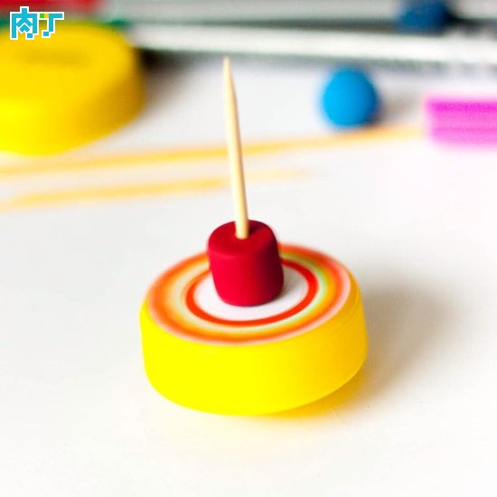 瓶盖的创意回收改造成小陀螺制作教程 废旧物瓶盖的diy回收改造利用 手工创意diy改造_www.youyix.com