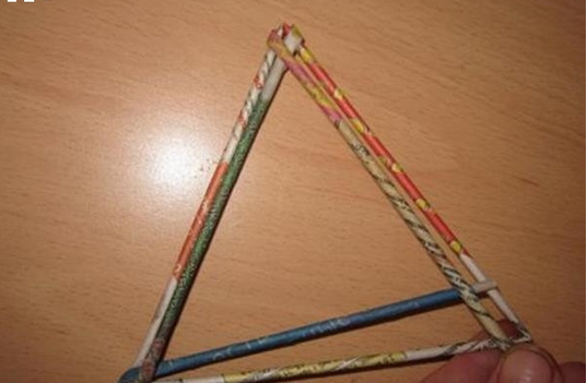 精巧好看的五角星折法 手工利用旧杂志变废为宝 简单制作出五角星的教程_www.youyix.com