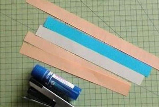 手工DIY制作出好看精美的衍纸小鸡作品 简单制作衍纸小鸡的纸艺做法教程_www.youyix.com