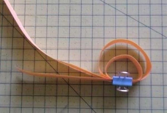 手工DIY制作出好看精美的衍纸小鸡作品 简单制作衍纸小鸡的纸艺做法教程_www.youyix.com